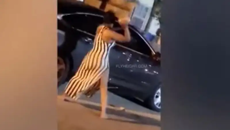 Девушка, не сумев разбить бронированную машину бойфренда-изменника, сожгла ее