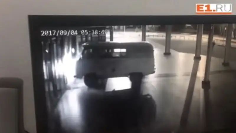 Протаранивший здание кинотеатра неадекватный екатеринбуржец удивил пользователей Сети