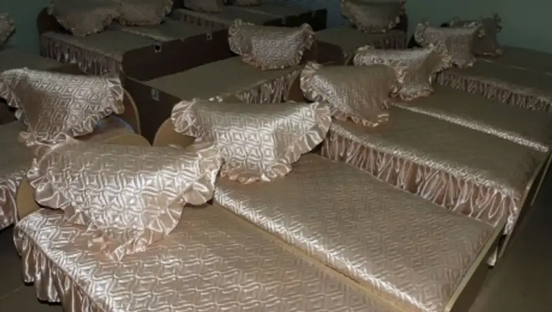 В детсаду Петербурга прокуратура нашла водку и воспитателя в детской кроватке