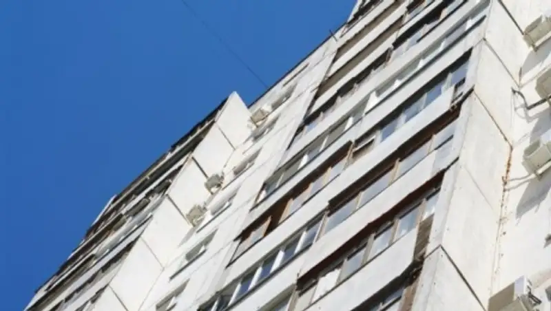 В Кокшетау полицейский спас женщину, собиравшуюся прыгнуть с балкона