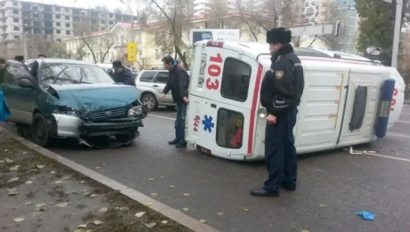 В Алматы опрокинулась машина "скорой"