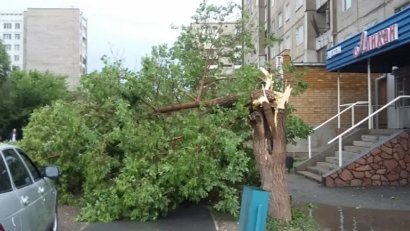 Машины водителей Семея до сих пор остаются под завалами