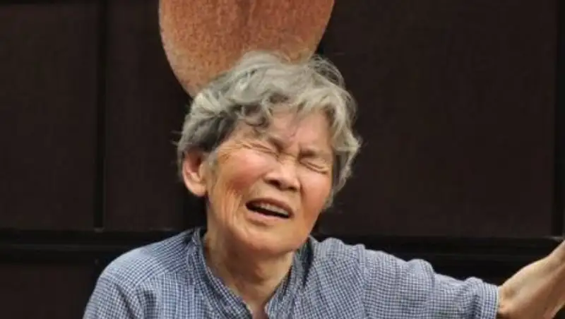 89-летняя японка покорила Сеть странными селфи