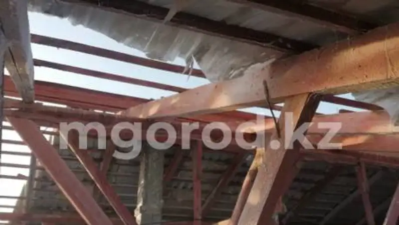 Сильный ветер сорвал кровлю со школы в Западном Казахстане