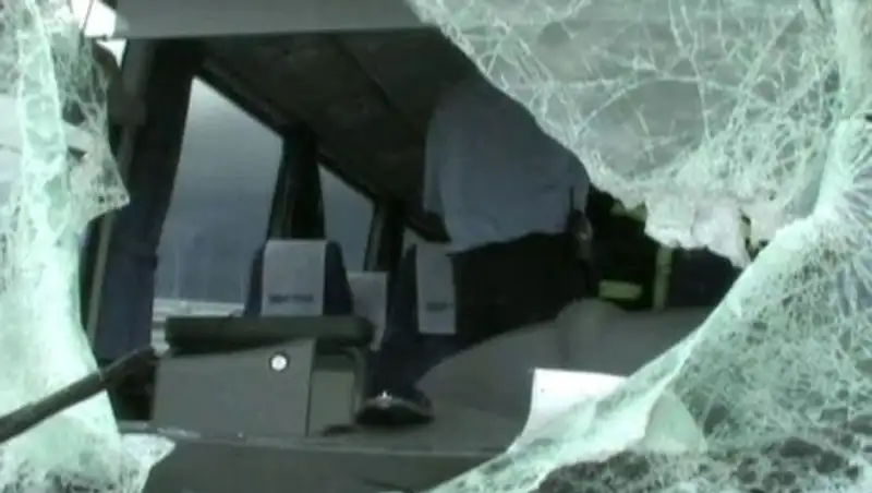 Микроавтобус со школьниками попал в ДТП на юге Японии