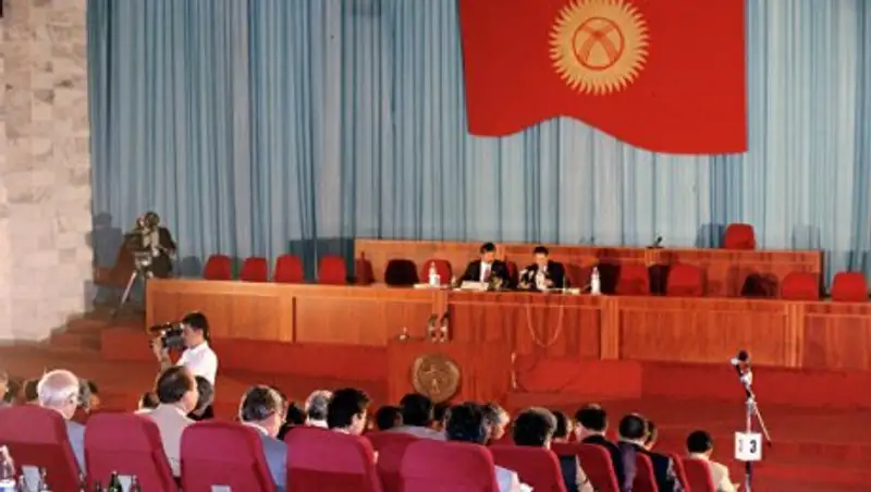 Парламент Киргизии в окончательном чтении принял закон о референдуме