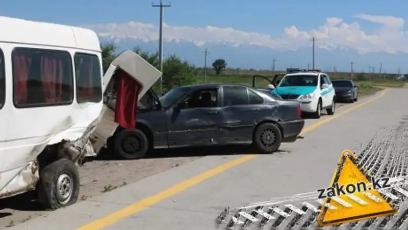 На трассе Алматы-Капшагай столкнулись три автомобиля и микроавтобус