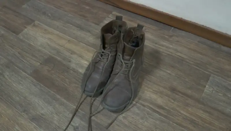 В Алматы пьяные грабители позарились на обувь и телефон прохожего 