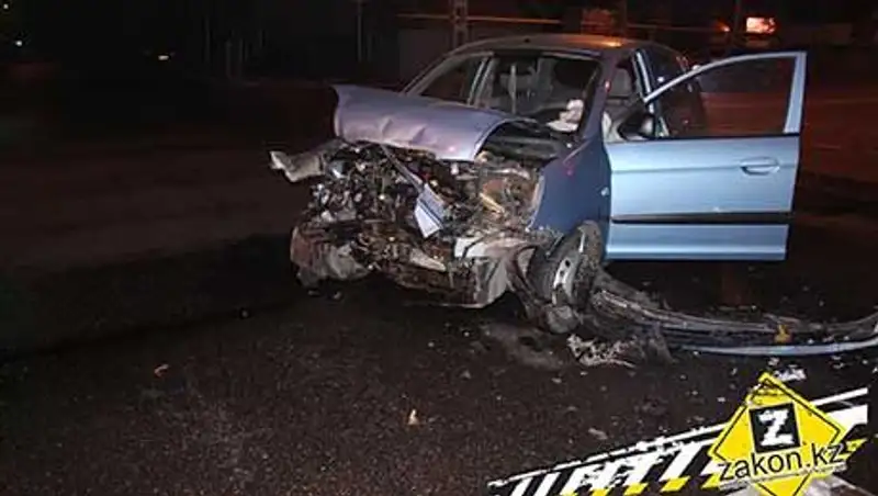 В Алматы девушка за рулем Киа не успела проскочить на "красный"