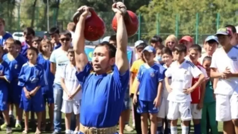 Житель Талдыкоргана 800 раз поднял двухпудовую гирю 