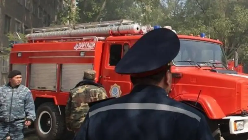 В Семее молния ударила в мечеть и подожгла ее