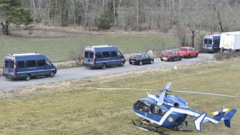 Спасатели вывезли первые тела жертв крушения самолета Germanwings во Франции