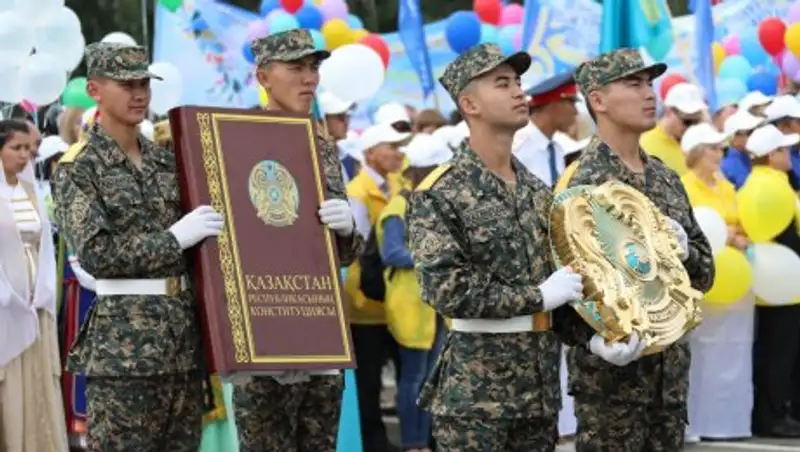 Тысячи восточноказахстанцев отметили День Конституции РК