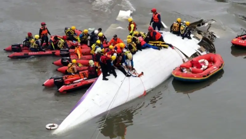Число жертв авиакатастрофы на Тайване возросло до 35 человек