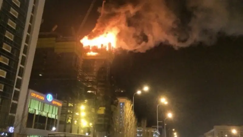 В Астане горит небоскреб "Абу Даби Плаза"