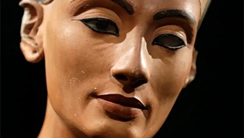 Усыпальницу Нефертити предложили искать в гробнице Тутанхамона