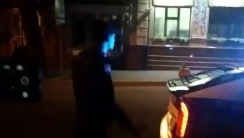 В Киеве мужчина выстрелил по банку из миномета