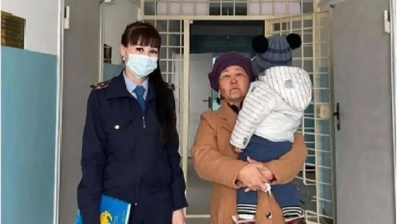 Искал маму – двухлетний малыш прошел два километра в Туркестанской области