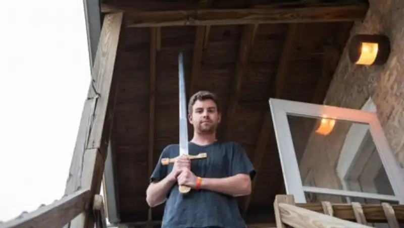 Фанат "Игры престолов" спас девушку при помощи сувенирного меча