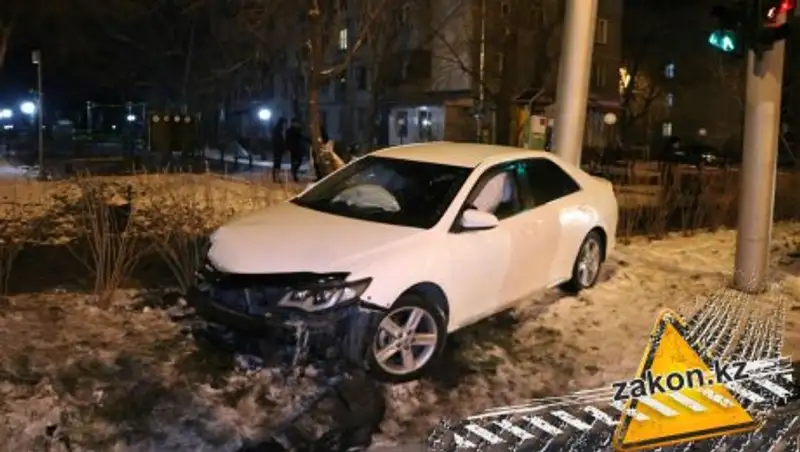 В Алматы нетрезвый водитель протаранил фонарный столб