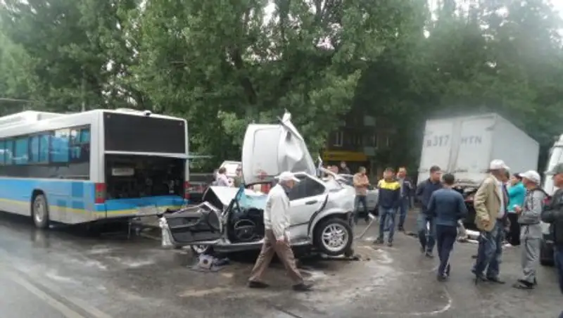 Стало известно о состоянии пострадавших в массовом ДТП с двумя автобусами в Алматы