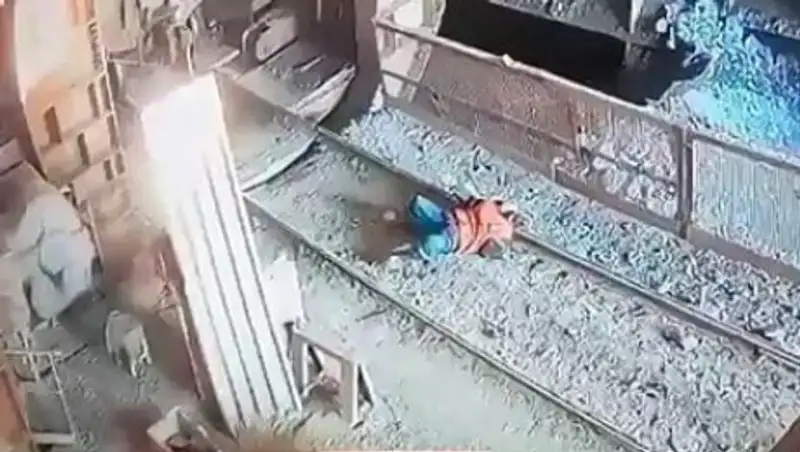 Рабочего насмерть придавило между вагонами на фабрике в Жезказгане