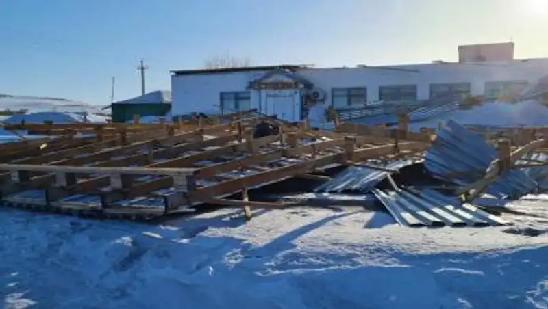 Ветер сорвал крышу со здания в ВКО