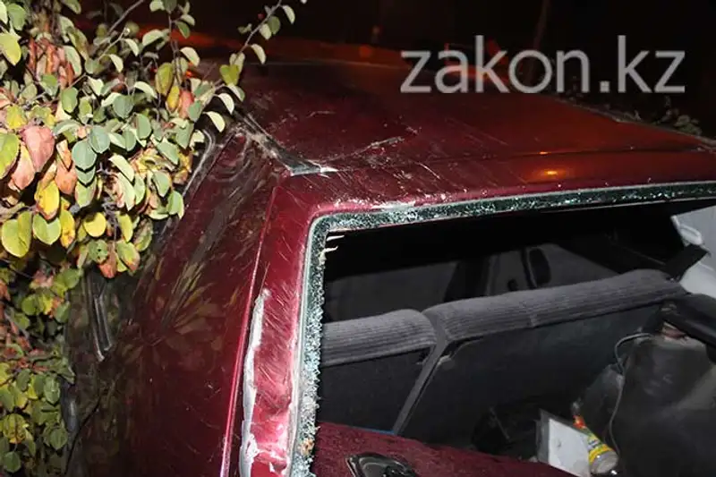 Водитель Фольксвагена «не вписался» в поворот и вылетел с дороги, перевернувшись (фото) Водитель Фольксвагена «не вписался» в поворот и вылетел с дороги, перевернувшись (фото), фото - Новости Zakon.kz от 01.11.2013 21:37