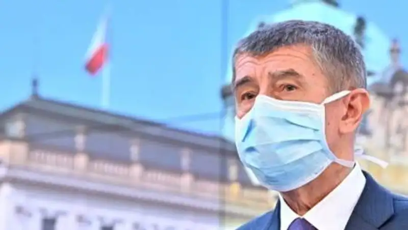 Премьер-министра Чехии забросали яйцами