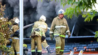 В Алматы пожарные спасли из огня 14-летнюю девочку, фото - Новости Zakon.kz от 18.08.2022 18:27