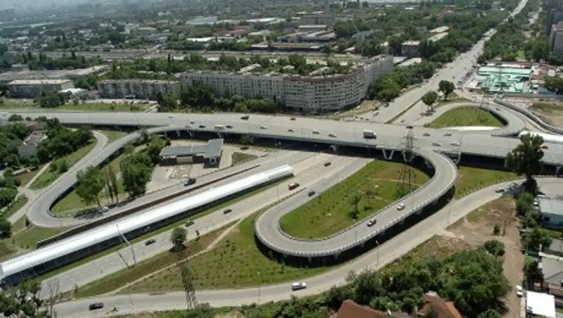 В Алматы ограничат движение по улице, ведущей в аэропорт