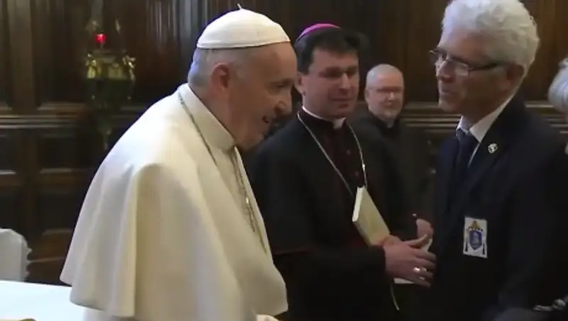 Папа Римский отказал в поцелуе руки и удивил католиков