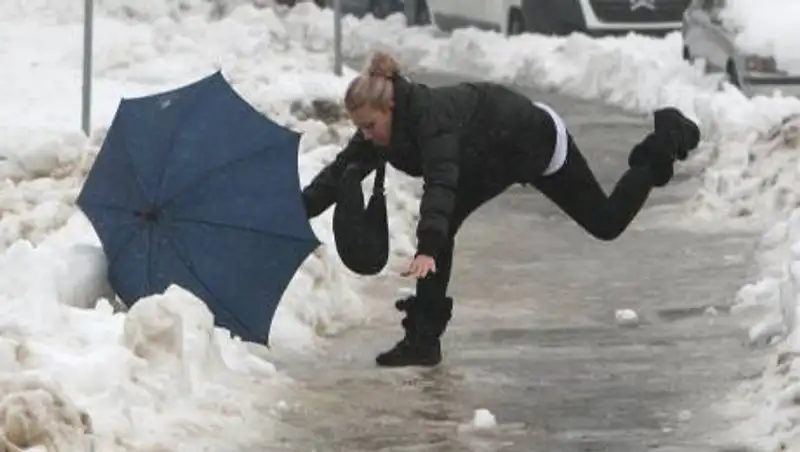 Алматинцев предупреждают о гололеде