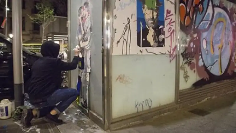 На улице Барселоны появился рисунок целующегося с Роналду Месси