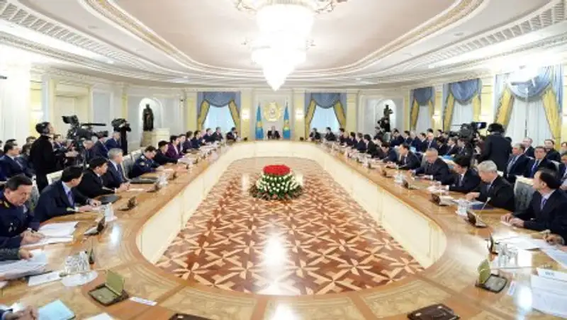 Ничего не контролируется в стране, только заседаете - Назарбаев правительству