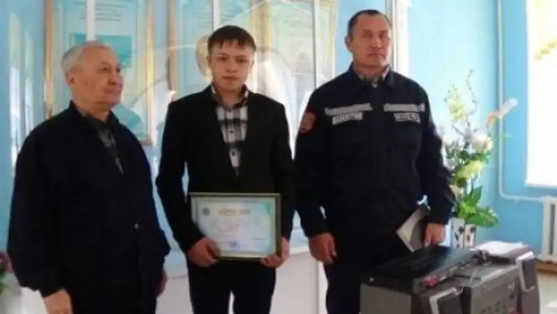 Девятиклассник спас провалившегося под лед рыбака в Кокшетау