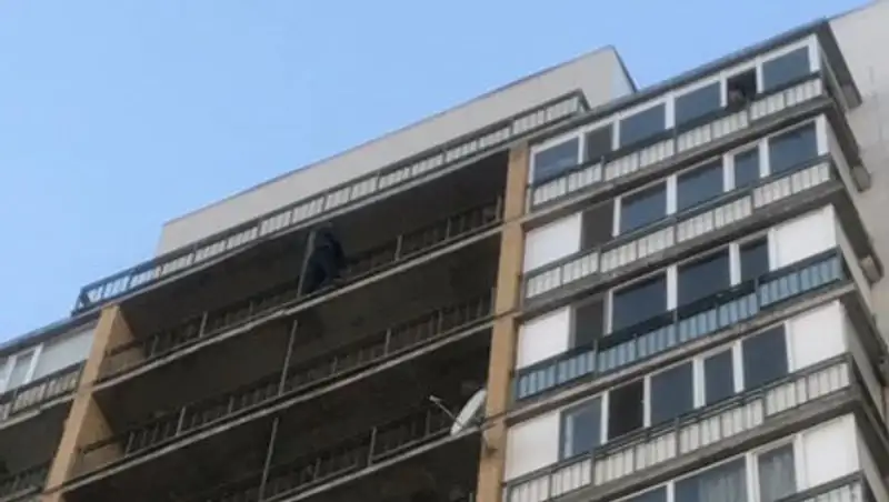 В Астане мужчина напугал жильцов ЖК попыткой суицида