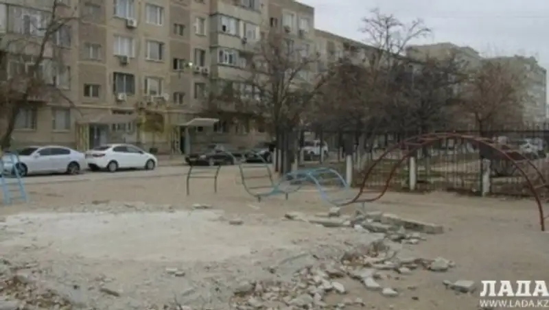 В Актау демонтировали построенный на детской площадке мясной павильон