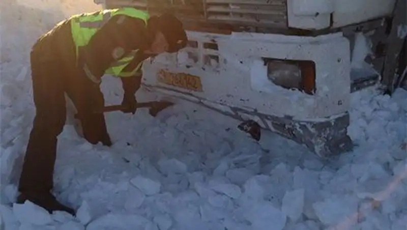 При – 39 градусов полицейские лопатами откапывали застрявшую в сугробе автомашину