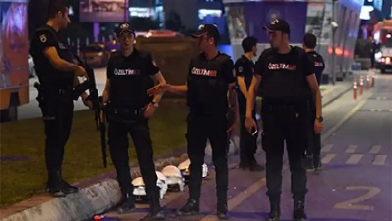 В Турции подросток расстрелял троих полицейских