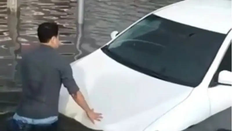 "Машина плывет". Астанчанин утопил Toyota Camry