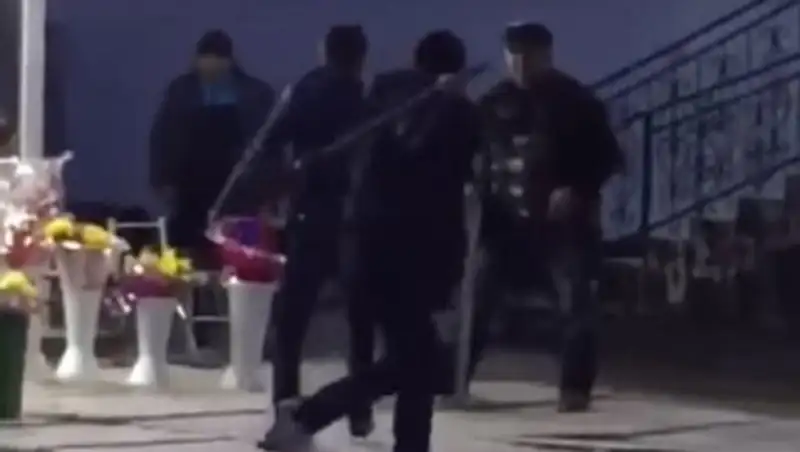 В ДВД прокомментировали видео драки с лопатой и граблями у супермаркета в Актау