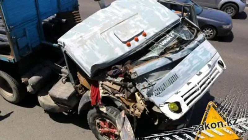 Кабина "всмятку": КамАЗ врезался в самосвал в Алматы
