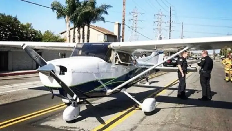 В США пилот-новичок посадил самолет посреди улицы