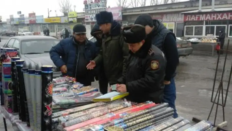 Алматинские полицейские изъяли около 3 тонн контрафактной пиротехники