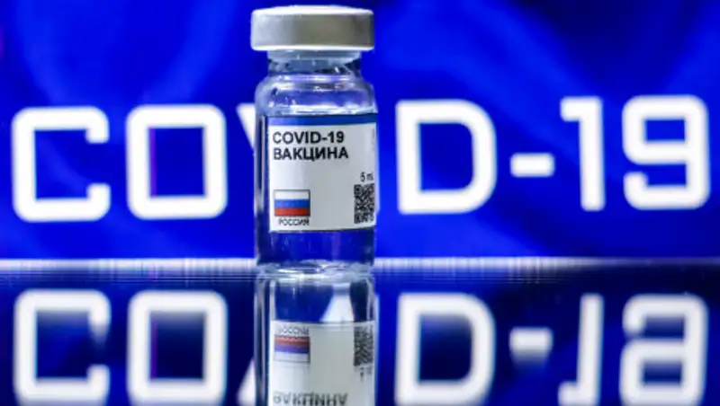 Панацея или угроза? Что известно о российской вакцине