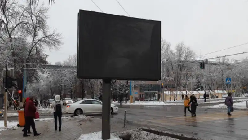 Кто и как проверяет содержание рекламы на улицах Алматы