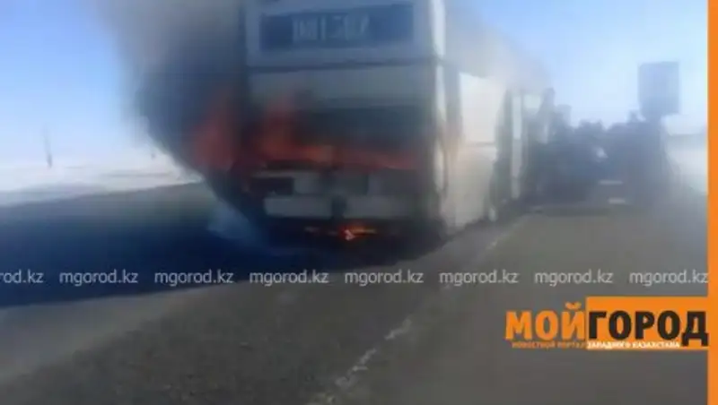 На трассе в Актобе загорелся пассажирский автобус