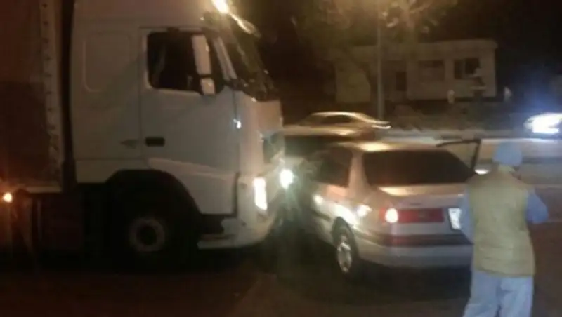 Грузовик протащил «Тойоту» несколько метров