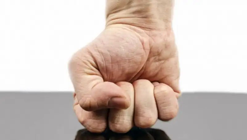 Полиция Карагандинской области прокомментировала видео нападения на пожилую сельчанку